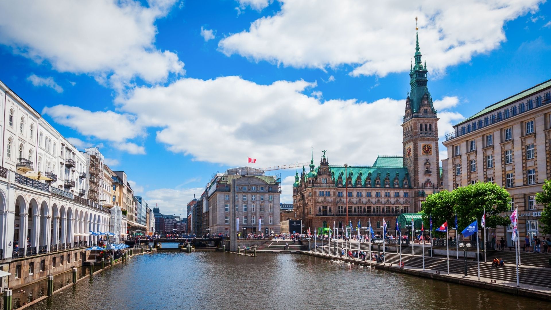 Alsterarkaden und Hamburger Rathaus an einem sonnigen Tag