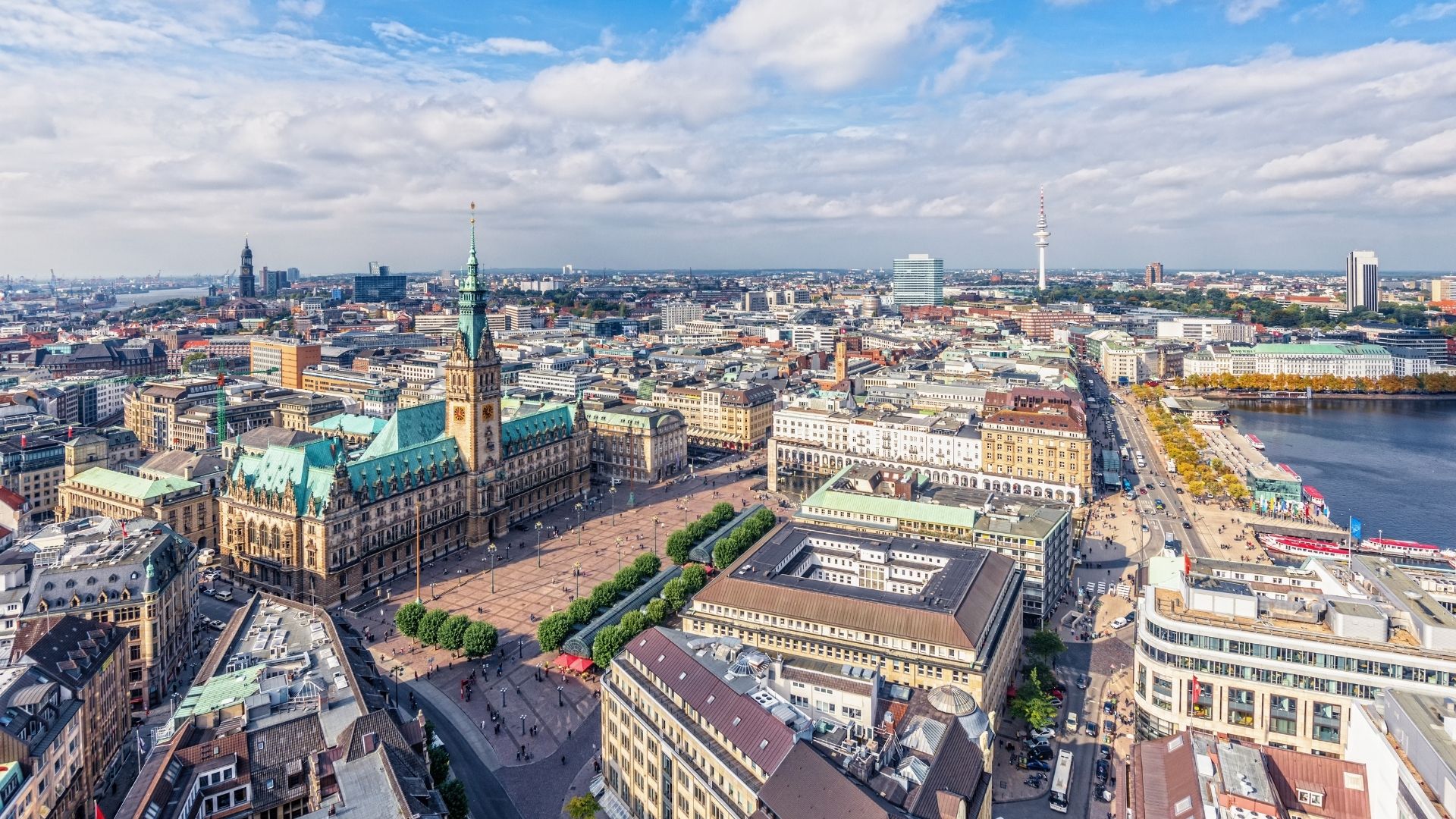 Luftaufnahme vom Hamburger Rathausmarkt mit Blick über die Innenstadt