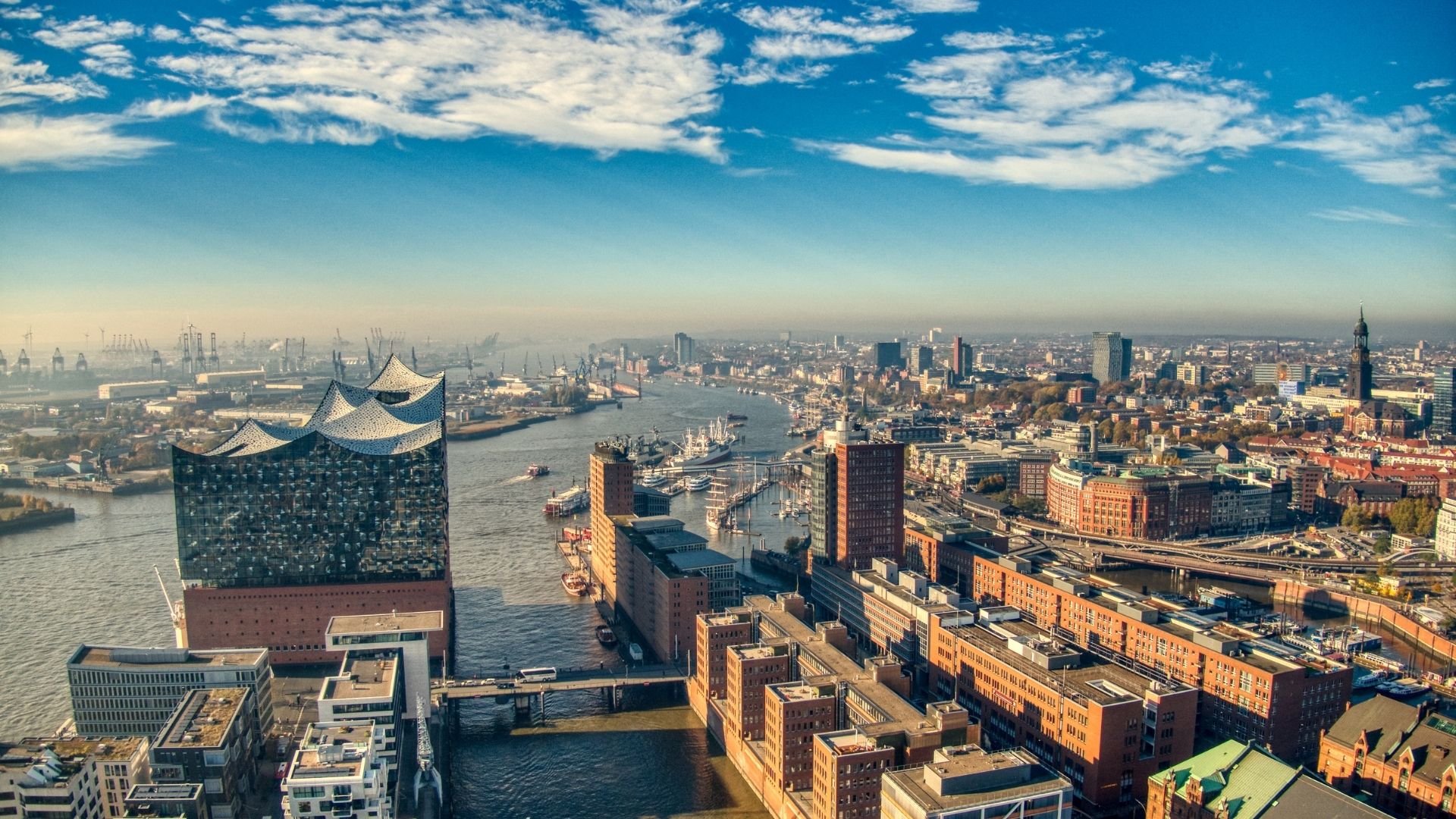 Hamburger Hafen mit Elbphilharmonie und Speicherstadt