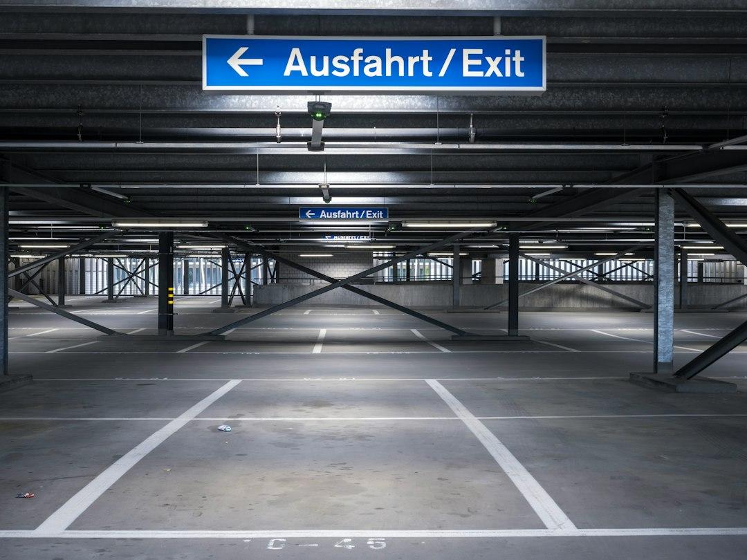 Parken Flughafen Hamburg: Optionen, Kosten und Bußgeldfallen